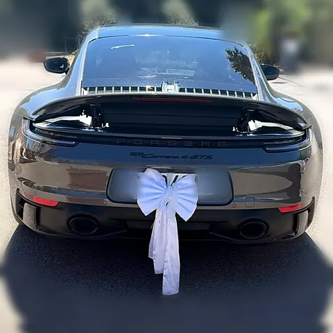 Porsche 911 Carrera 4 GTS con fiocco bianco il giorno del matrimonio