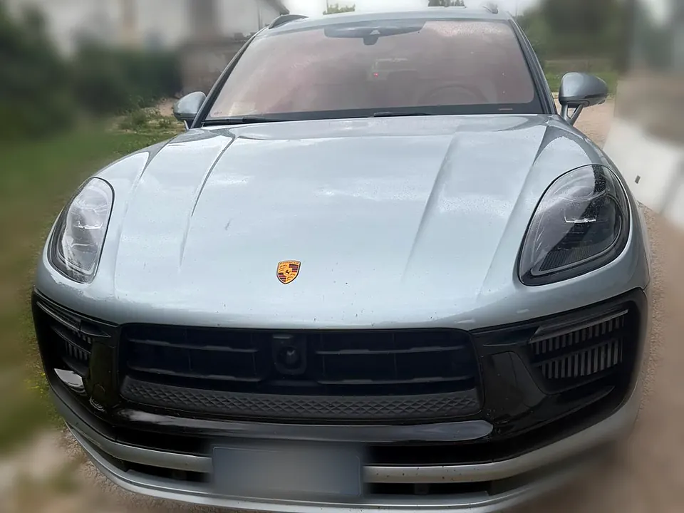 Porsche Macan GTS grigio chiaro a noleggio da Tash Autonoleggio a Latina