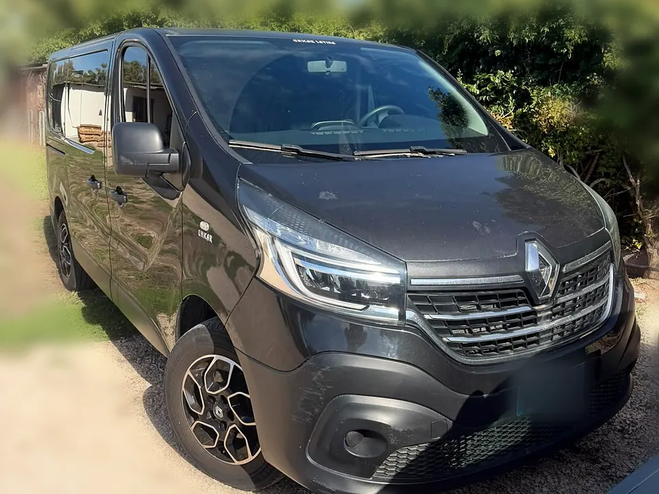 Pulmino Renault Trafic nero da 9 posti di Tash Autonoleggio