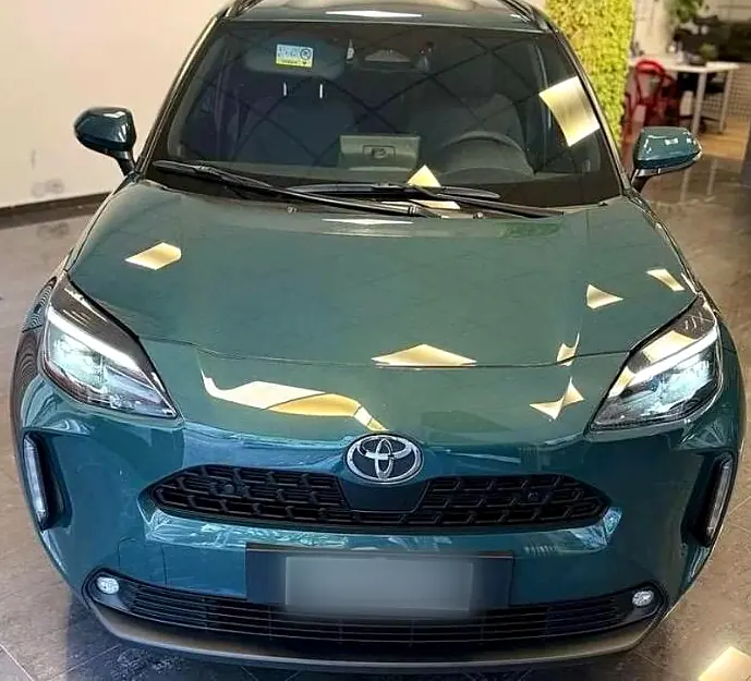 Toyota Yaris Cross verde a noleggio da Tash Autonoleggio a Latina