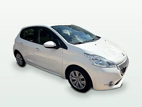 Peugeot 208 bianca a cinque porte a noleggio da Tash Autonoleggio a Latina