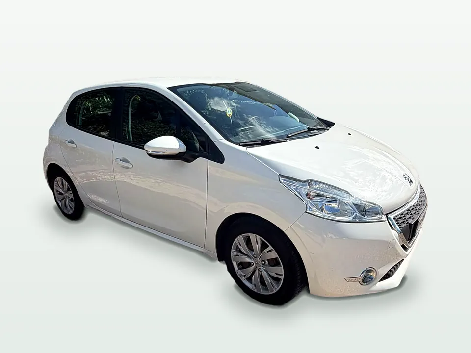 Peugeot 208 bianca a cinque porte a noleggio da Tash Autonoleggio a Latina