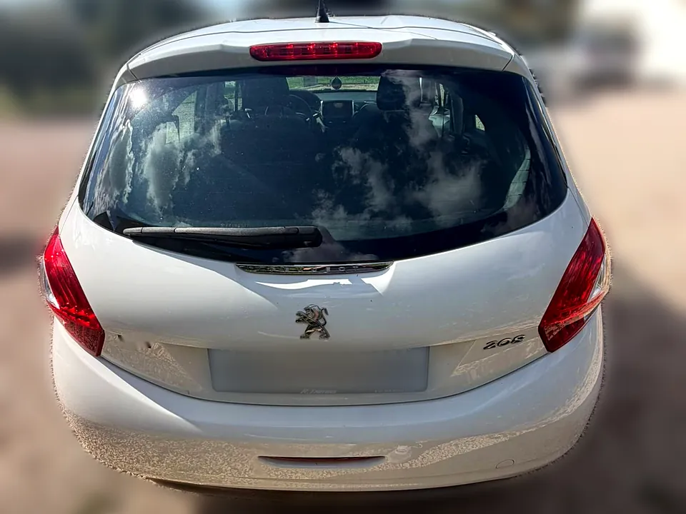 Peugeot 208 bianca vista da dietro, con il portellone e i fari posteriori, noleggio a Latina