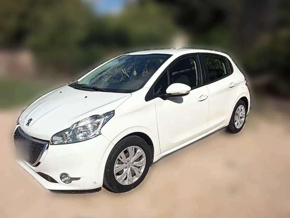 Peugeot 208 bianca vista di tre quarti dal lato sinistro, noleggio auto a Latina