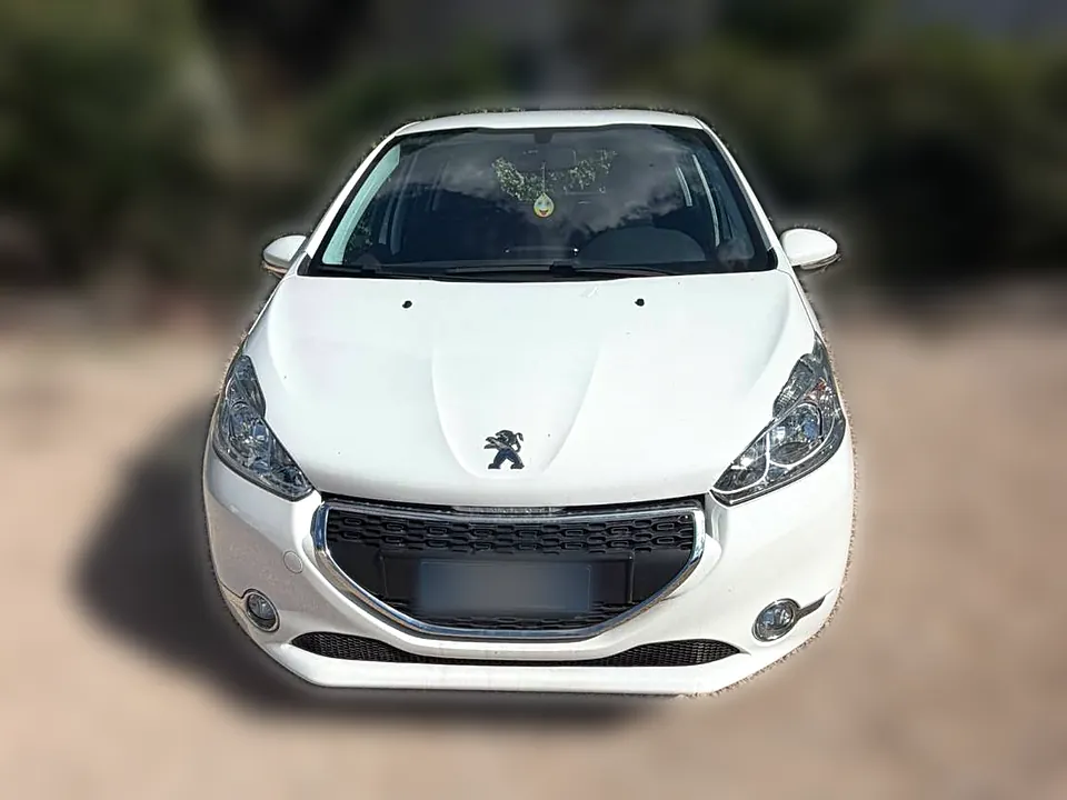 Peugeot 208 bianca vista di fronte, con il leone sul cofano, noleggio a Latina