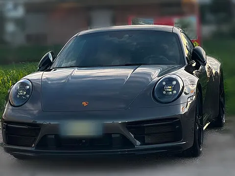 Porsche 911 Carrera 4 GTS grigia di Tash Autonoleggio