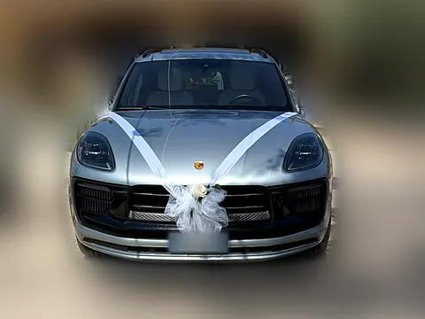 Porsche Macan GTS vista di fronte con il fiocco bianco e la rosa, pronta per gli sposi