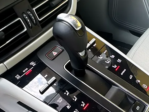 Leva del cambio PDK e comandi sul tunnel centrale della Porsche Macan GTS