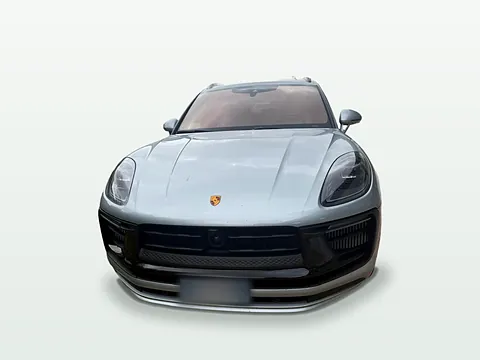 Porsche Macan GTS grigio chiaro a noleggio da Tash Autonoleggio a Latina