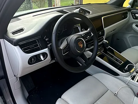 Posto di guida della Porsche Macan GTS con interni in pelle chiara, noleggio a Latina