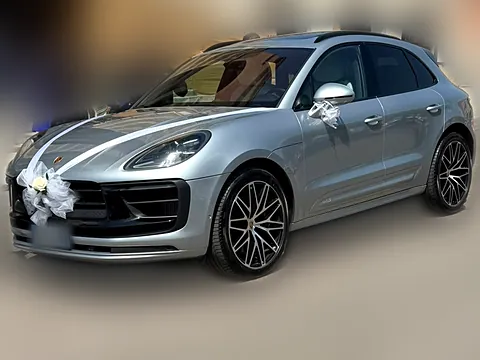 Porsche Macan GTS con nastro e fiocco bianco davanti alla chiesa, auto per matrimonio a Latina