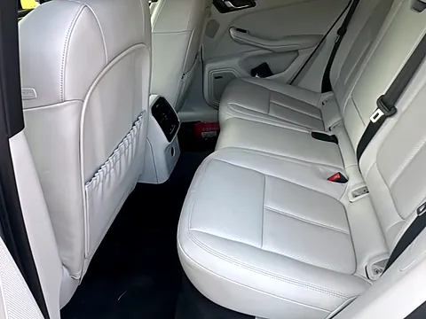 Sedili posteriori in pelle chiara della Porsche Macan GTS, cinque posti comodi