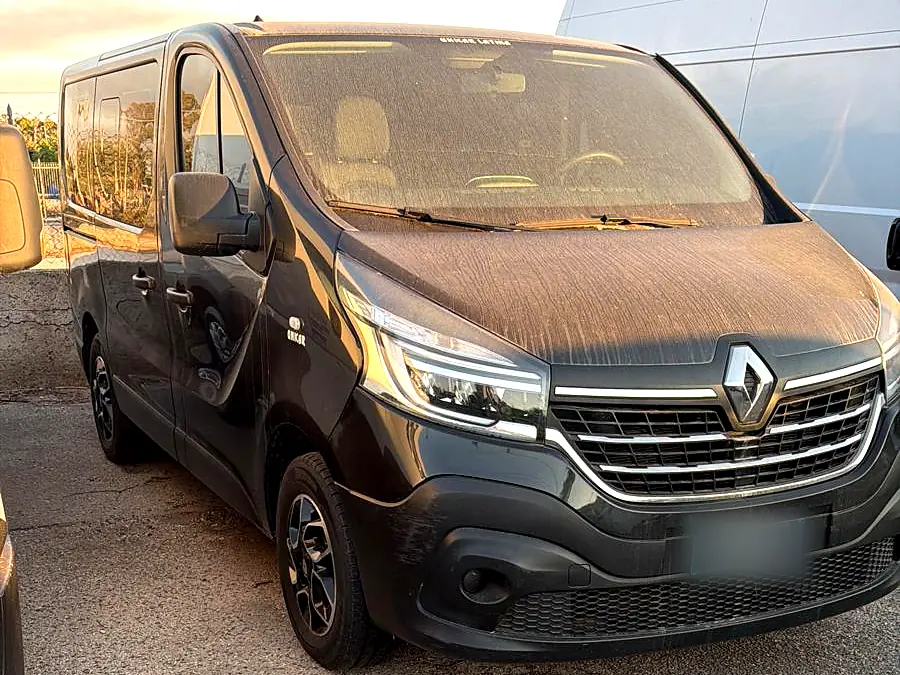 Renault Trafic 9 posti di Tash Autonoleggio parcheggiato all’alba, pronto per partire