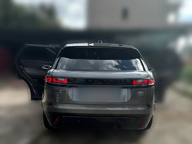 Range Rover Velar grigia vista da dietro con le porte aperte, pronta per il noleggio a Latina