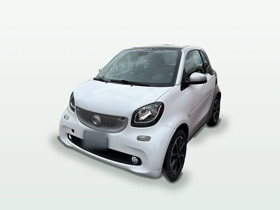 Smart fortwo bianca a noleggio da Tash Autonoleggio a Latina, citycar a due posti