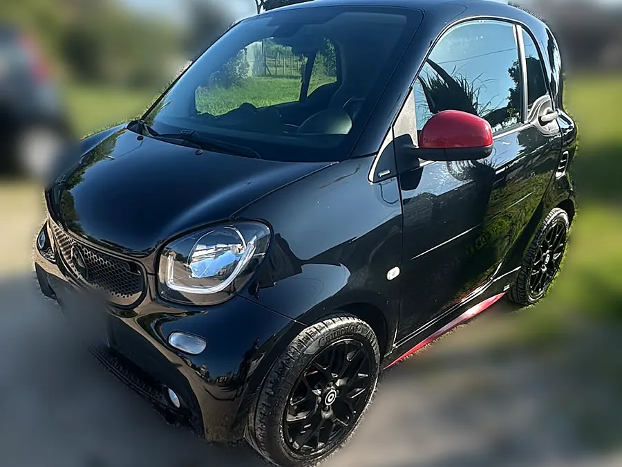 Smart fortwo nera con allestimento Brabus e specchietti rossi, noleggio auto a Latina