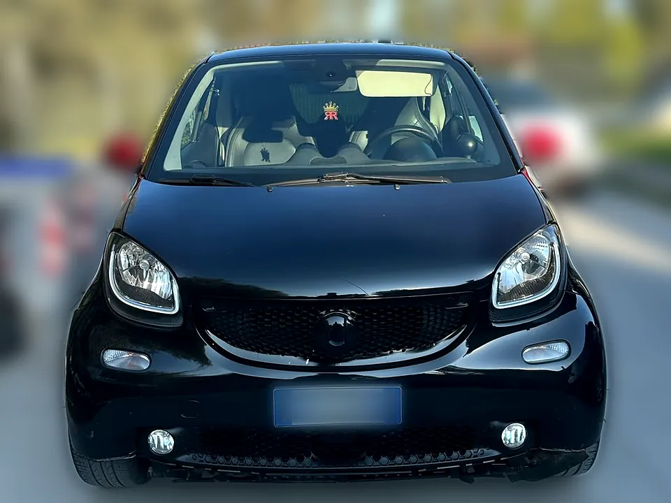 Smart fortwo nera Brabus vista di fronte, con gli specchietti rossi, noleggio a Latina
