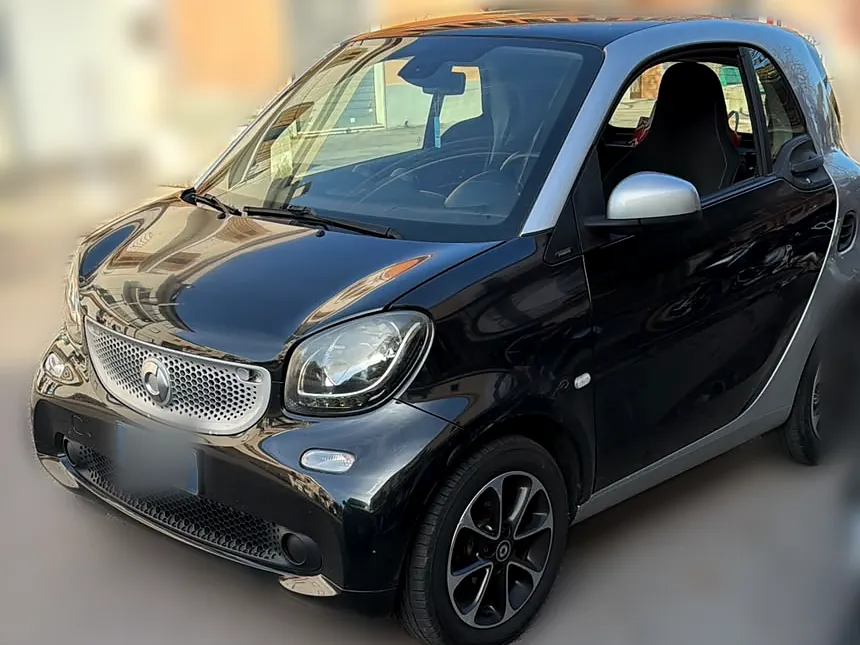 Smart fortwo nera con la cellula argento, una delle Smart a noleggio di Tash a Latina