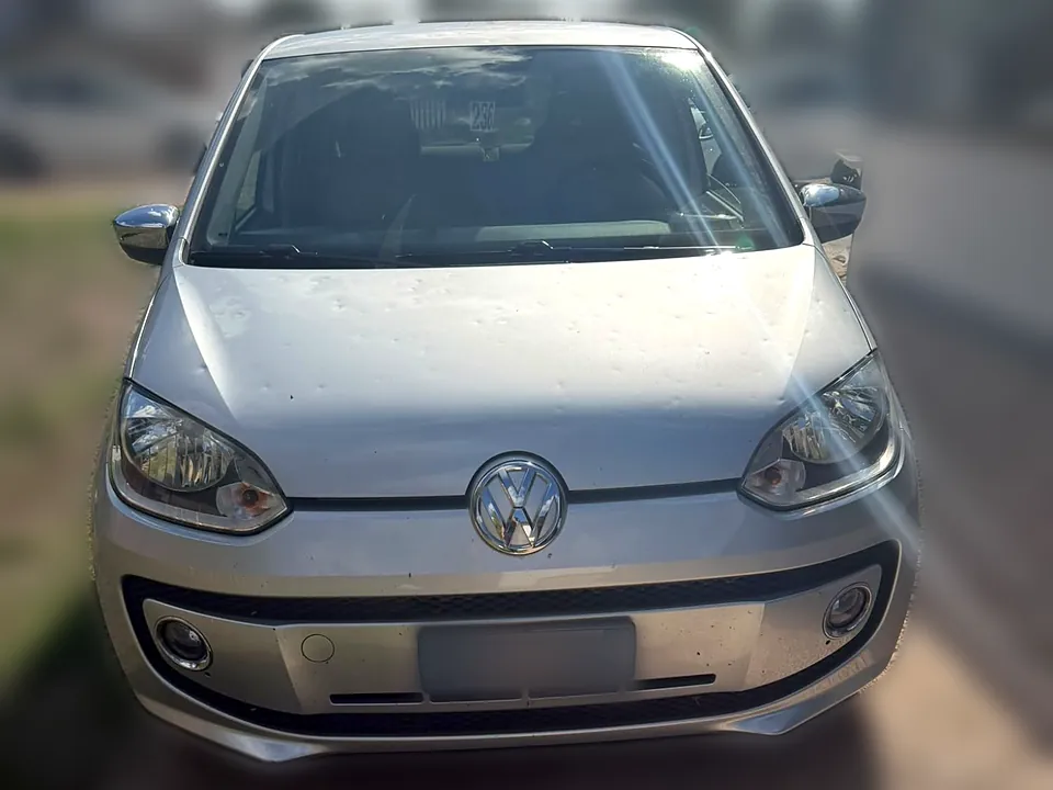 Volkswagen up! argento vista di fronte, citycar a benzina a noleggio a Latina
